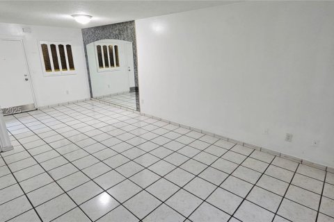 Condominio en alquiler en Miami, Florida, 2 dormitorios, 75.53 m2 № 1992770 - foto 4