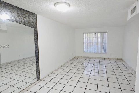 Condominio en alquiler en Miami, Florida, 2 dormitorios, 75.53 m2 № 1992770 - foto 3
