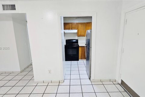 Condominio en alquiler en Miami, Florida, 2 dormitorios, 75.53 m2 № 1992770 - foto 2