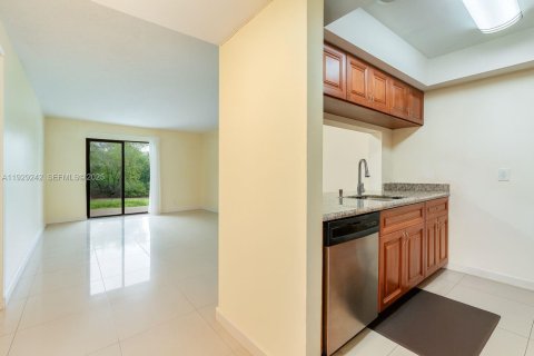 Condo in Coral Springs, Florida, 2 bedrooms  № 1987578 - photo 9