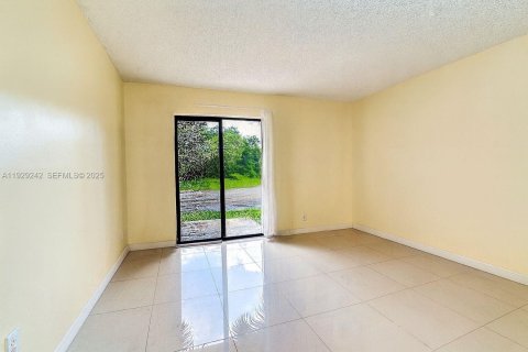 Condo in Coral Springs, Florida, 2 bedrooms  № 1987578 - photo 11