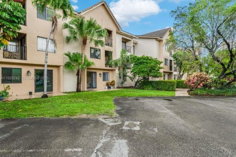 Condo in Coral Springs, Florida, 2 bedrooms  № 1987578 - photo 23