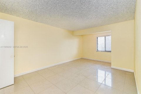 Condo in Coral Springs, Florida, 2 bedrooms  № 1987578 - photo 18