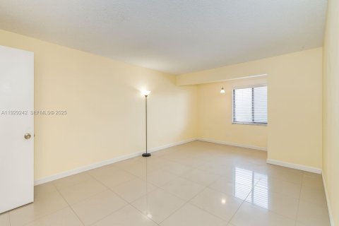 Condo in Coral Springs, Florida, 2 bedrooms  № 1987578 - photo 17