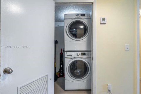 Condo in Coral Springs, Florida, 2 bedrooms  № 1987578 - photo 10