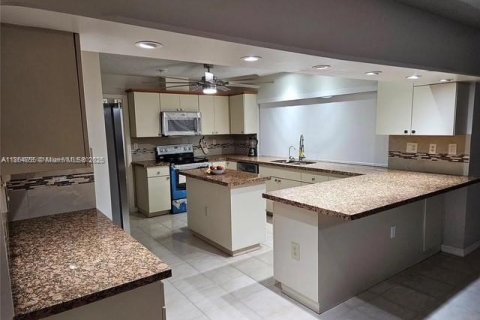 Villa ou maison à vendre à Miami, Floride: 4 chambres, 290.32 m2 № 1979261 - photo 4