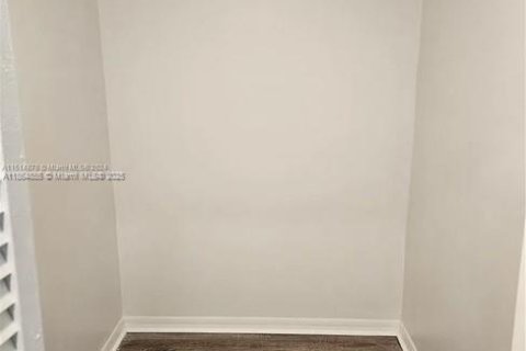 Villa ou maison à vendre à Miami, Floride: 4 chambres, 290.32 m2 № 1979261 - photo 10