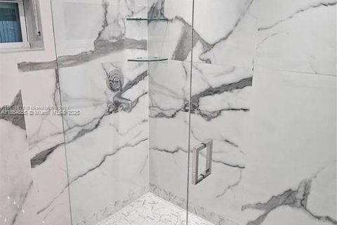 Villa ou maison à vendre à Miami, Floride: 4 chambres, 290.32 m2 № 1979261 - photo 16