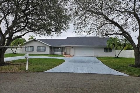 Villa ou maison à vendre à Miami, Floride: 4 chambres, 290.32 m2 № 1979261 - photo 1