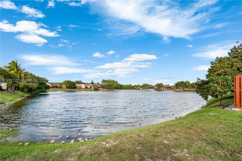 Снять в аренду таунхаус в Майами, Флорида 3 спальни, 127.18м2, № 1991767 - фото 24