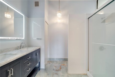 Снять в аренду таунхаус в Майами, Флорида 3 спальни, 127.18м2, № 1991767 - фото 18