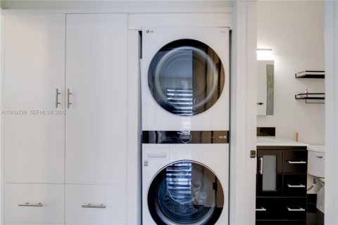 Снять в аренду таунхаус в Майами, Флорида 3 спальни, 127.18м2, № 1991767 - фото 12