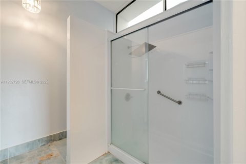 Снять в аренду таунхаус в Майами, Флорида 3 спальни, 127.18м2, № 1991767 - фото 19