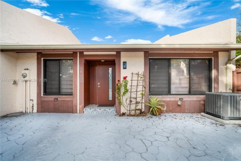 Снять в аренду таунхаус в Майами, Флорида 3 спальни, 127.18м2, № 1991767 - фото 3