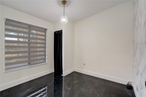 Снять в аренду таунхаус в Майами, Флорида 3 спальни, 127.18м2, № 1991767 - фото 14