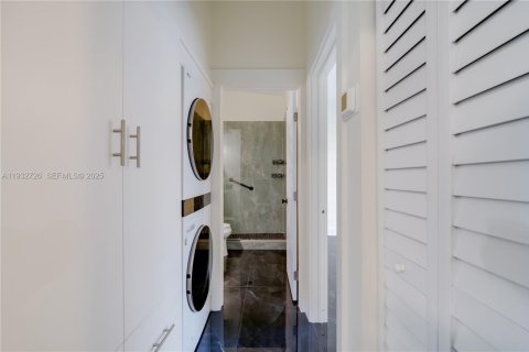 Снять в аренду таунхаус в Майами, Флорида 3 спальни, 127.18м2, № 1991767 - фото 11