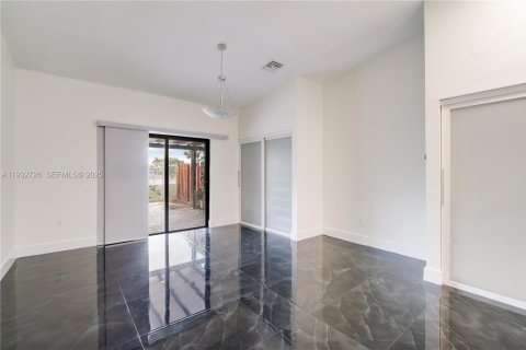 Снять в аренду таунхаус в Майами, Флорида 3 спальни, 127.18м2, № 1991767 - фото 20