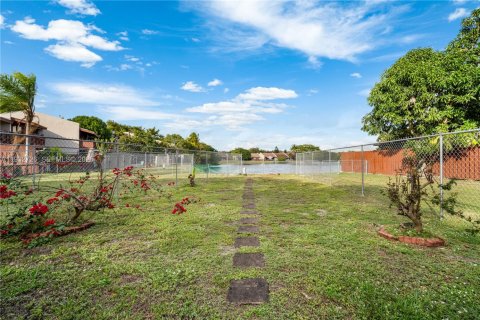 Снять в аренду таунхаус в Майами, Флорида 3 спальни, 127.18м2, № 1991767 - фото 25