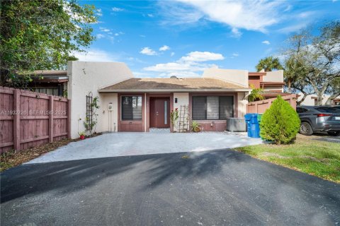 Снять в аренду таунхаус в Майами, Флорида 3 спальни, 127.18м2, № 1991767 - фото 2