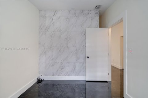 Снять в аренду таунхаус в Майами, Флорида 3 спальни, 127.18м2, № 1991767 - фото 15