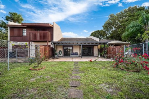 Снять в аренду таунхаус в Майами, Флорида 3 спальни, 127.18м2, № 1991767 - фото 26