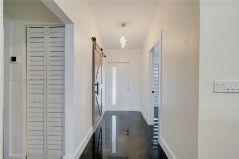 Снять в аренду таунхаус в Майами, Флорида 3 спальни, 127.18м2, № 1991767 - фото 4