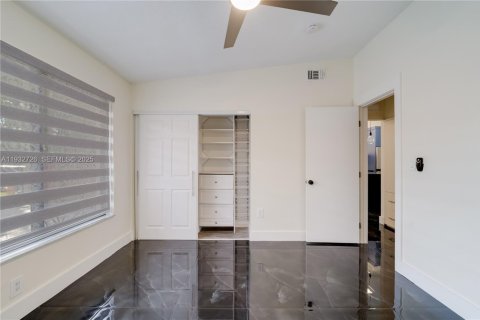 Снять в аренду таунхаус в Майами, Флорида 3 спальни, 127.18м2, № 1991767 - фото 23