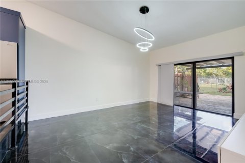 Снять в аренду таунхаус в Майами, Флорида 3 спальни, 127.18м2, № 1991767 - фото 7