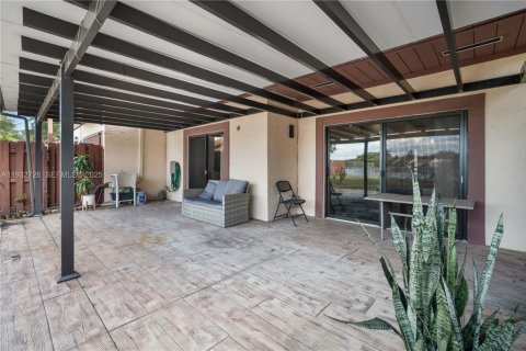 Снять в аренду таунхаус в Майами, Флорида 3 спальни, 127.18м2, № 1991767 - фото 17