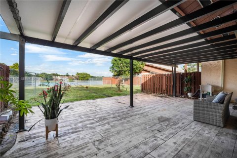 Снять в аренду таунхаус в Майами, Флорида 3 спальни, 127.18м2, № 1991767 - фото 16