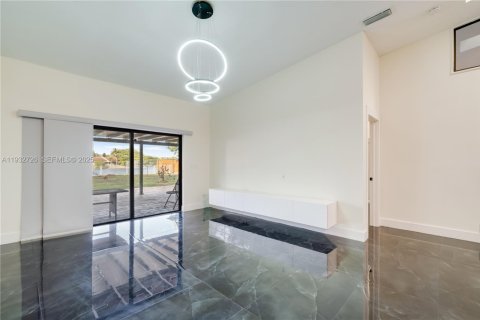 Снять в аренду таунхаус в Майами, Флорида 3 спальни, 127.18м2, № 1991767 - фото 9