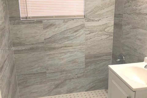 Propiedad comercial en venta en Miami, Florida, 130.06 m2 № 1861626 - foto 2