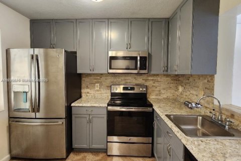 Copropriété à louer à Miramar, Floride: 2 chambres, 77.29 m2 № 1989522 - photo 1