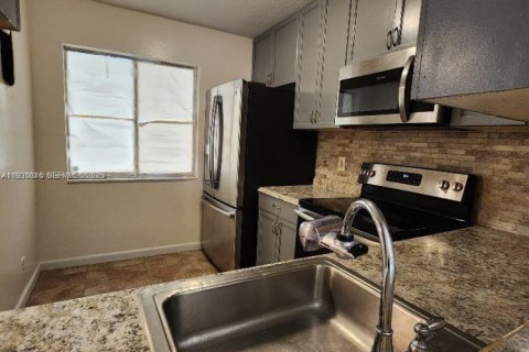 Copropriété à louer à Miramar, Floride: 2 chambres, 77.29 m2 № 1989522 - photo 2