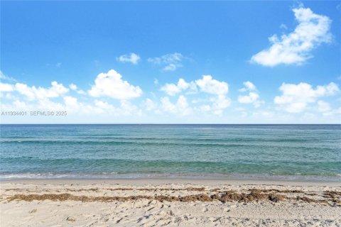 Купить кондоминиум в Серфсайд, Флорида 2 спальни, 117.06м2, № 1993420 - фото 23