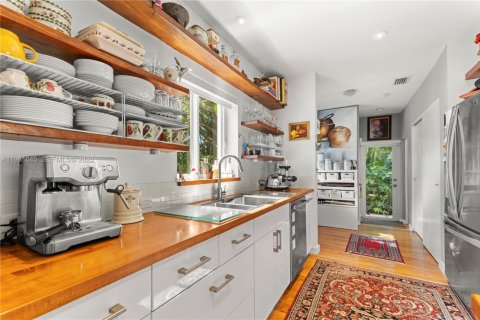 Снять в аренду виллу или дом в Майами-Шорс, Флорида 3 спальни, 114.55м2, № 2043735 - фото 9