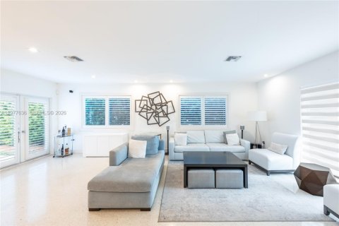 House in Coral Gables, Florida 3 bedrooms, 154.22 sq.m. № 2041411 - photo 3