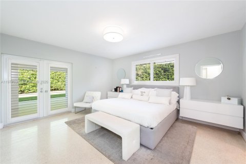 House in Coral Gables, Florida 3 bedrooms, 154.22 sq.m. № 2041411 - photo 16