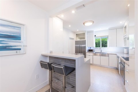 House in Coral Gables, Florida 3 bedrooms, 154.22 sq.m. № 2041411 - photo 6