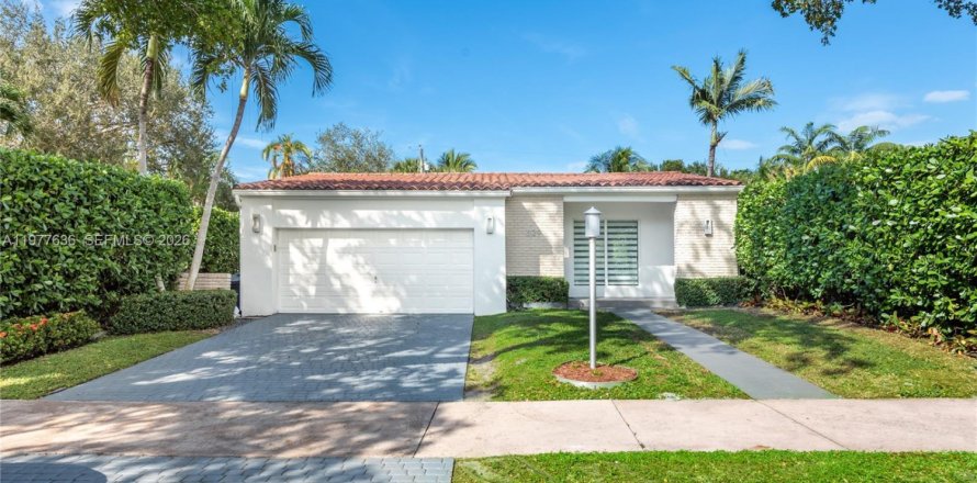 House in Coral Gables, Florida 3 bedrooms, 154.22 sq.m. № 2041411