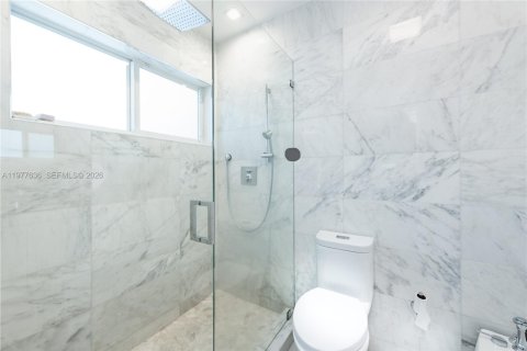 House in Coral Gables, Florida 3 bedrooms, 154.22 sq.m. № 2041411 - photo 19