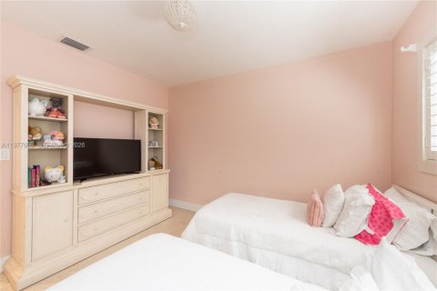 House in Coral Gables, Florida 3 bedrooms, 154.22 sq.m. № 2041411 - photo 15