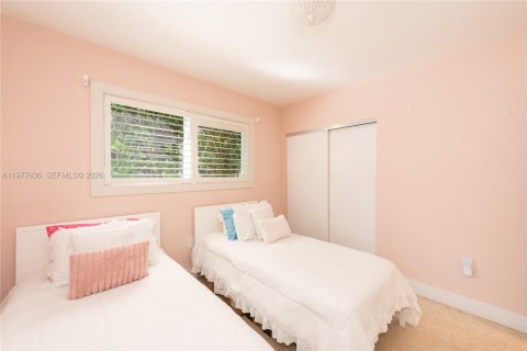 House in Coral Gables, Florida 3 bedrooms, 154.22 sq.m. № 2041411 - photo 14