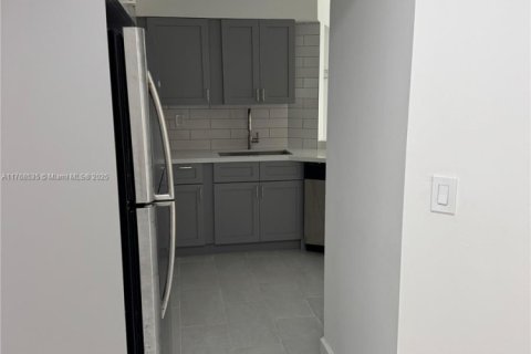 Condo in Coral Gables, Florida, 2 bedrooms  № 2012748 - photo 4