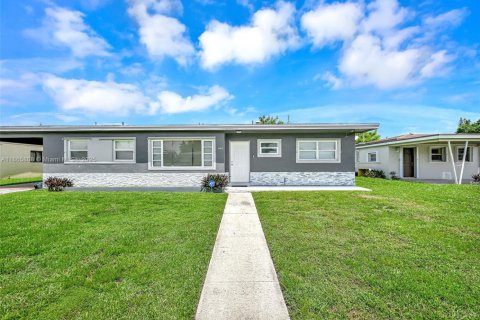Villa ou maison à vendre à Miami Gardens, Floride: 3 chambres, 143.91 m2 № 1897744 - photo 1