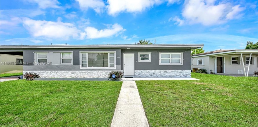 House in Miami Gardens, Florida 3 bedrooms, 143.91 sq.m. № 1897744