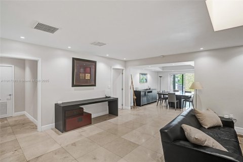 Casa en venta en North Miami Beach, Florida, 5 dormitorios, 286.42 m2 № 1973467 - foto 10