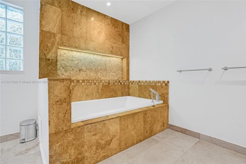 Casa en venta en North Miami Beach, Florida, 5 dormitorios, 286.42 m2 № 1973467 - foto 27