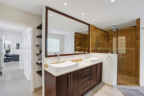 Casa en venta en North Miami Beach, Florida, 5 dormitorios, 286.42 m2 № 1973467 - foto 25