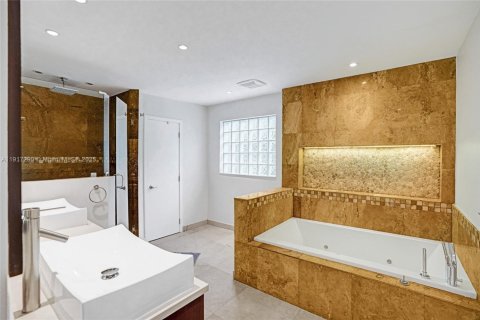 Casa en venta en North Miami Beach, Florida, 5 dormitorios, 286.42 m2 № 1973467 - foto 24
